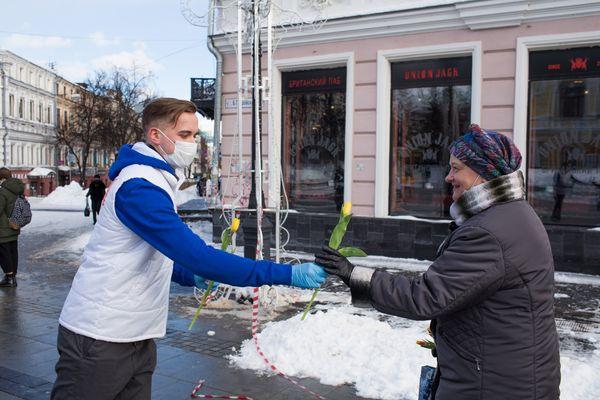 Волонтеры дарили тюльпаны на улицах города