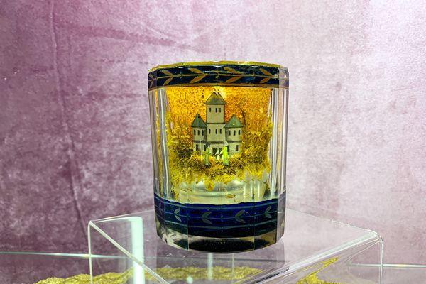 Стеклянный стакан на выставке в Усадьбе Рукавишниковых