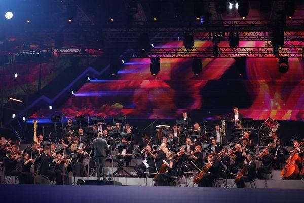 Симфонический оркестр Мариинского театра выступает на открытии Чкаловской лестницы в Нижнем Новгороде 1 августа 2021 года.
