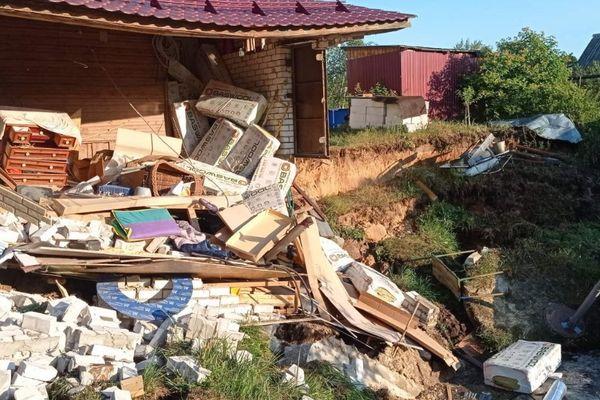 Разрушения после обвала грунта в городе Балахна Нижегородской области.
