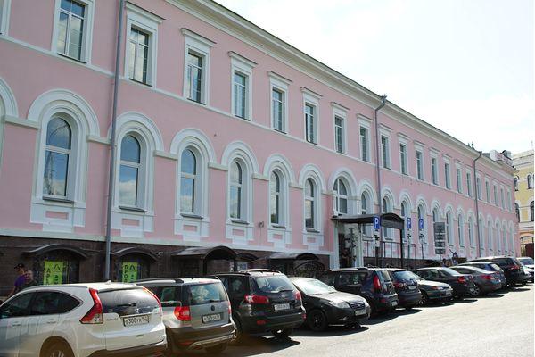 Здание расположено на пл. Минина и Пожарского д. 2/2 (литеры А, А1) возведено в 1840-1841 годах в стиле позднего классицизма.