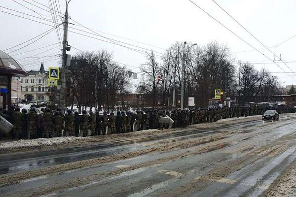 Цепь силовиков перекрывает площадь Минина и Пожарского Фото: https://t.me/teamnavalny_nn