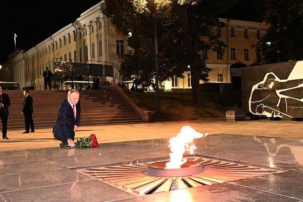 Владимир Путин возложил цветы к вечному огню в Нижнем Новгороде.