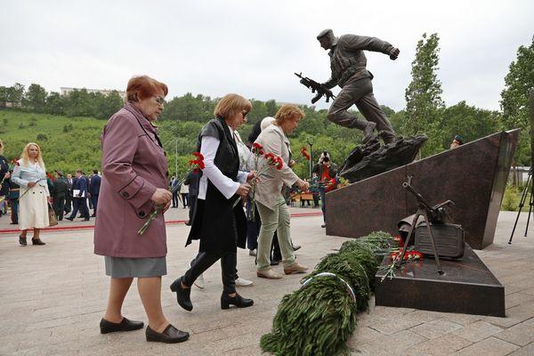 vozlozhenie-cvetov-k-memorialu.jpg