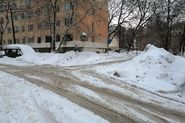 Снежные дороги на улице Заломова в нижнем Новгороде.