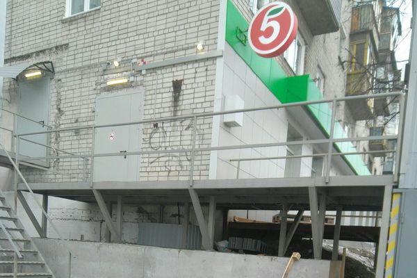 Конструкции для приёма товаров у магазина "Пятёрочка" на улице Должанской в Нижнем Новгороде.