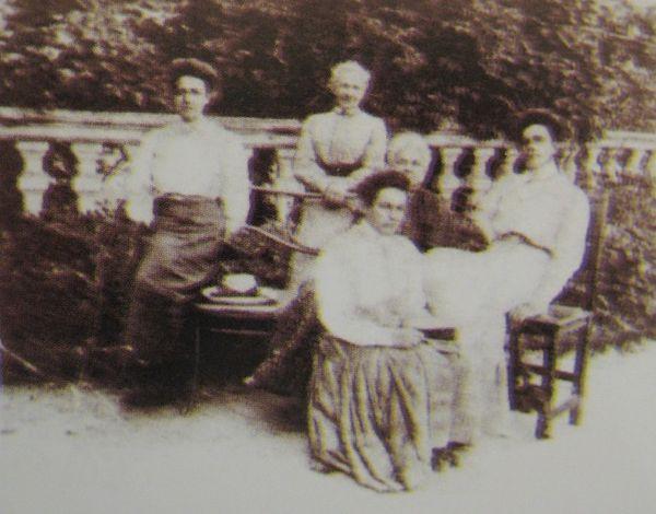Александра Ивановна Пашкова с дочерьми Марией (слева), Ольгой (справа) и Софьей (спереди).