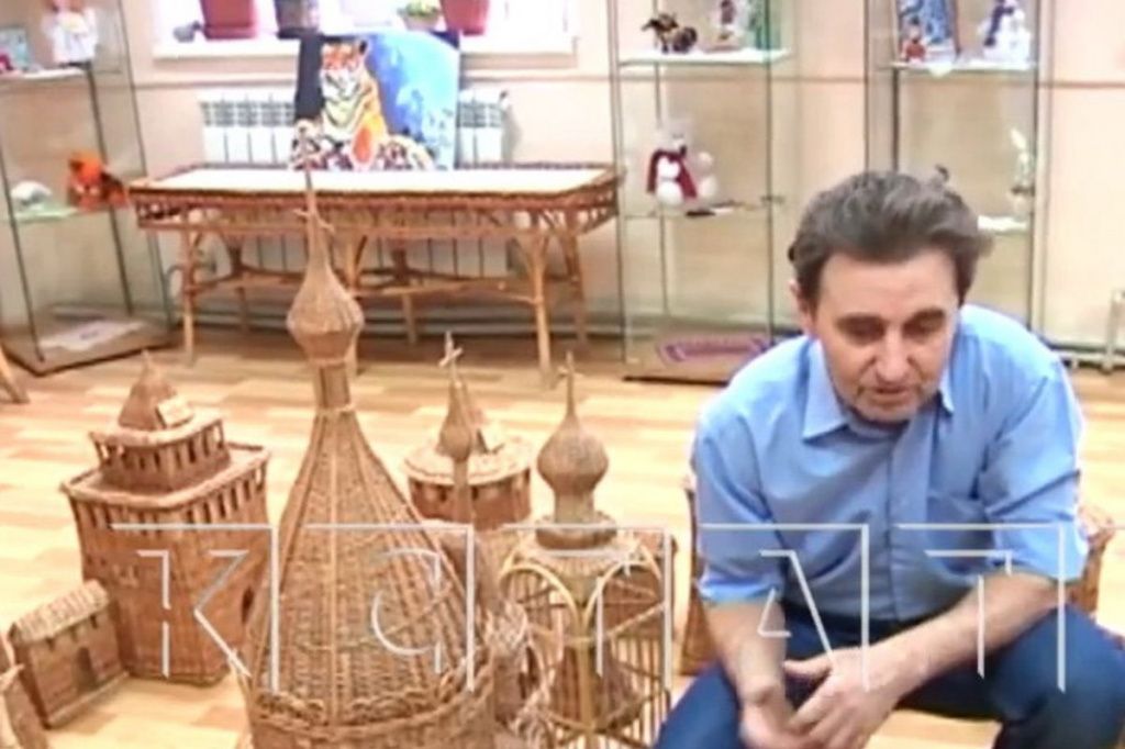 Мастер из города Чкаловск создал из ивовых прутьев репродукцию Нижегородского кремля.