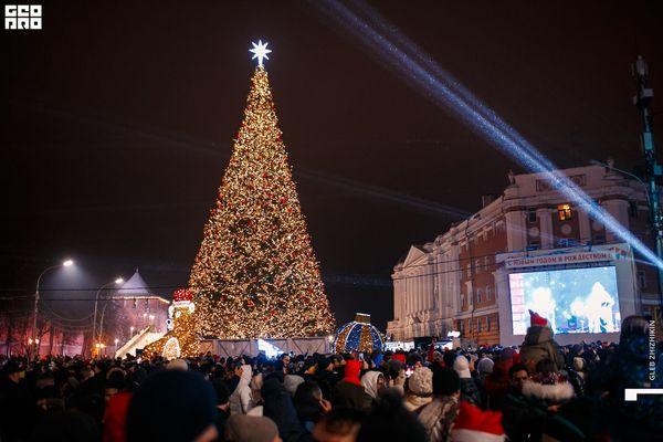 Праздничная ель на площади Минина в новогоднюю ночь 2019-2020