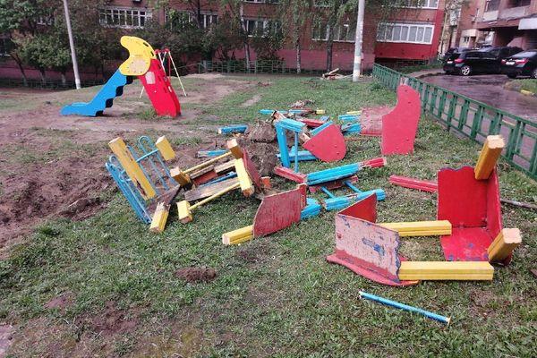 Обломки детской площадки оставили во дворе на несколько дней