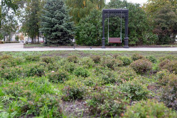 Качели, установленные в сквере возле ДК имени Ленина в Нижнем Новгороде.