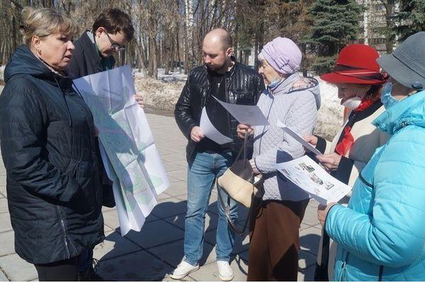 В нижегородском сквере около НИИИС им. Ю.Е. Седакова, в котором ведутся работы по благоустройству, прошла встреча с активистами и жителями Приокского раона