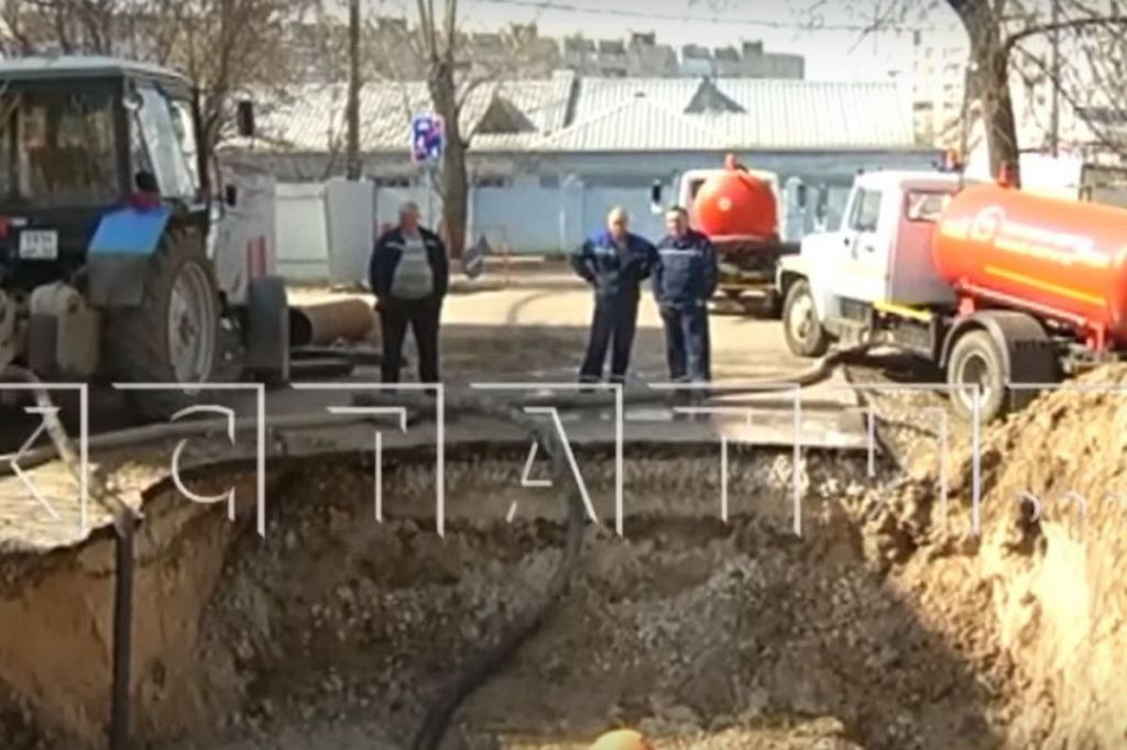 Из-за прорыва трубопровода в яму с кипятком провалился велосипедист в Нижнем Новгороде.