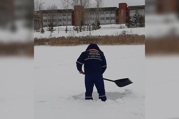 Сначала спасатели расчистили снег на месте будущих лунок
