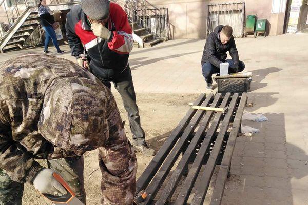 В пешеходной зоне на улице Коминтерна в Сормове Нижнего Новгорода рабочие обновили скамейки в рамках весеннего месячника