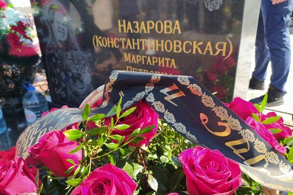 Артисты возложили цветы на могилу Назаровой