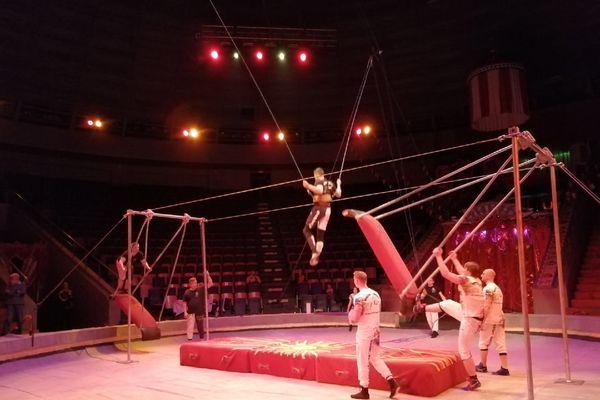 Акробаты на открытой репетиции в нижегородском цирке.