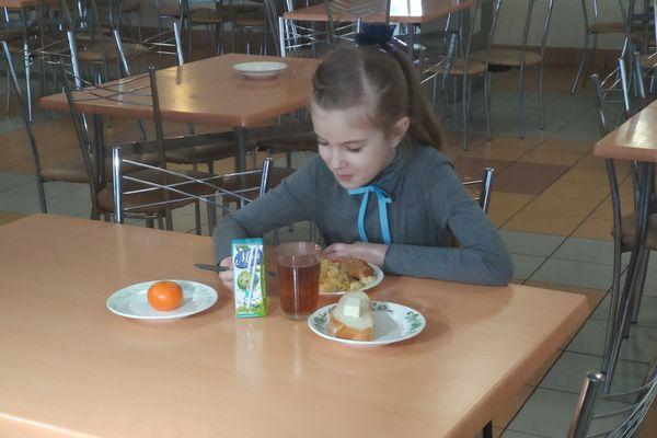 Ученица начальных классов школы №102 оценила завтрак