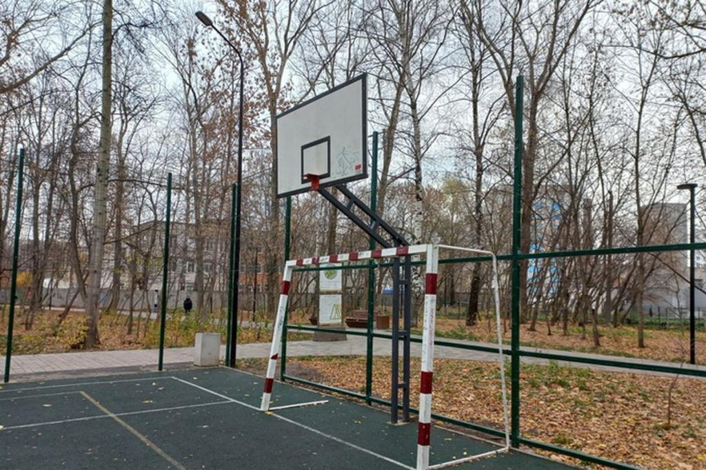 Поломанные футбольные ворота и баскетбольное кольцо в парке Станкозавода в Нижнем Новгороде.
