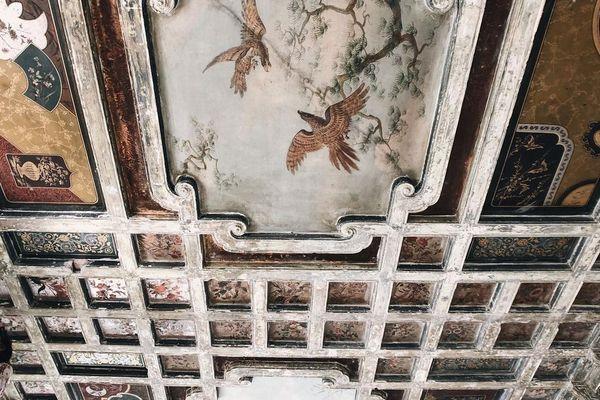 На потолке под слоями старого покрытия скрывались исторические узоры
