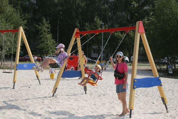 На пляжной территории оборудованы детские площадки