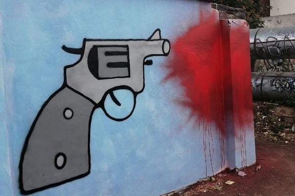 Граффити с револьвером