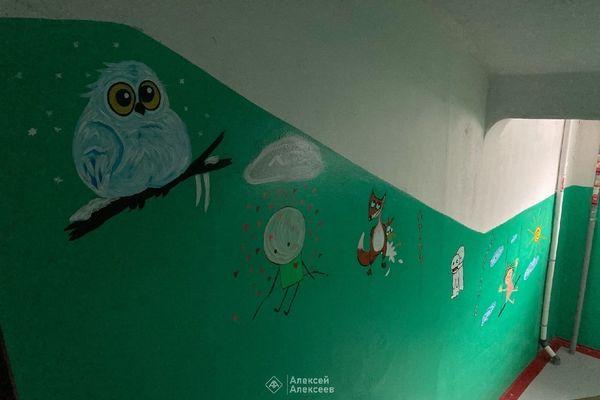 Женщина украсила стены подъезда персонажами из мультфильмов