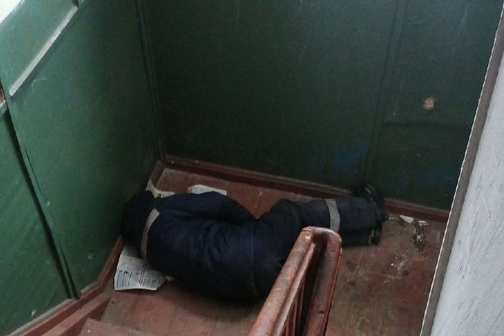 Рабочий спит в подъезде одного из домов на улице Циолковского в Нижнем Новгороде.