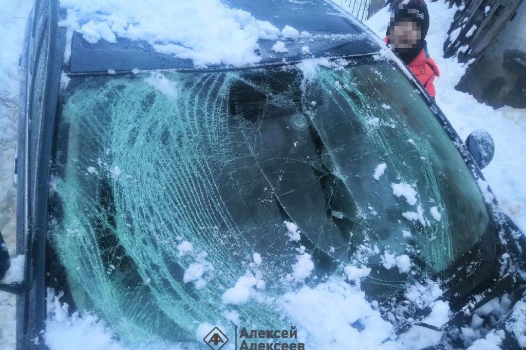 Ледяная глыба упала с крыши и повредила лобовое стекло машины в Дзержинске.