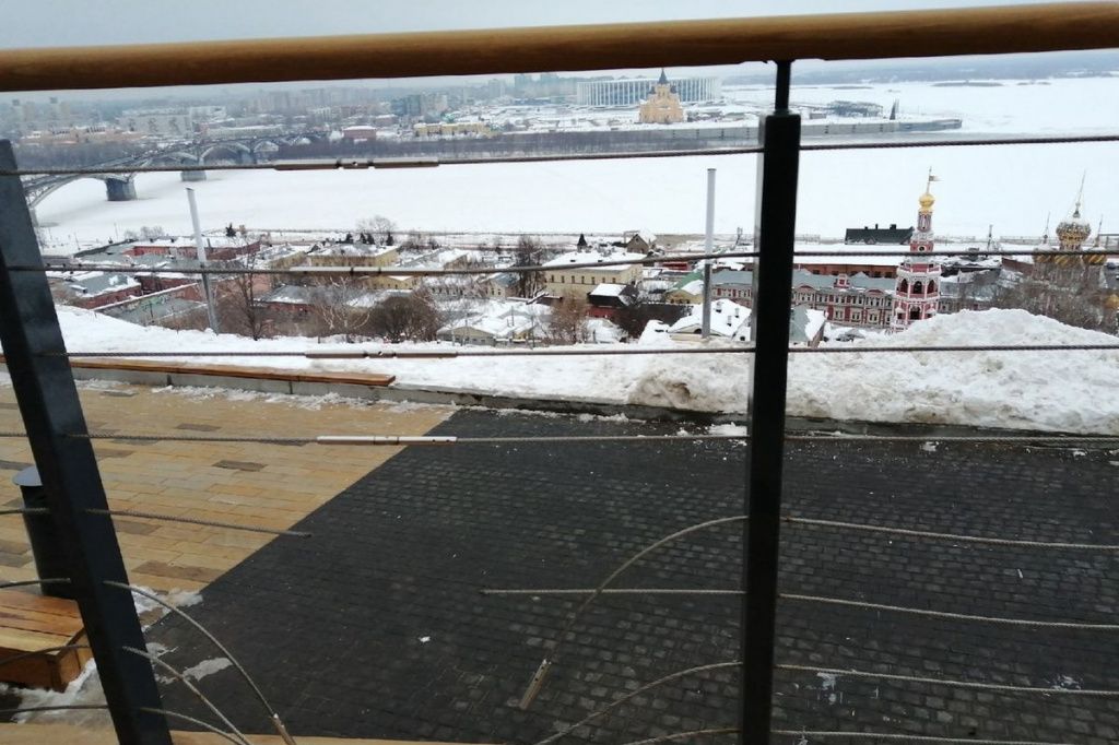 На набережной Федоровского в Нижнем Новгороде оказались порванными тросики ограждения.