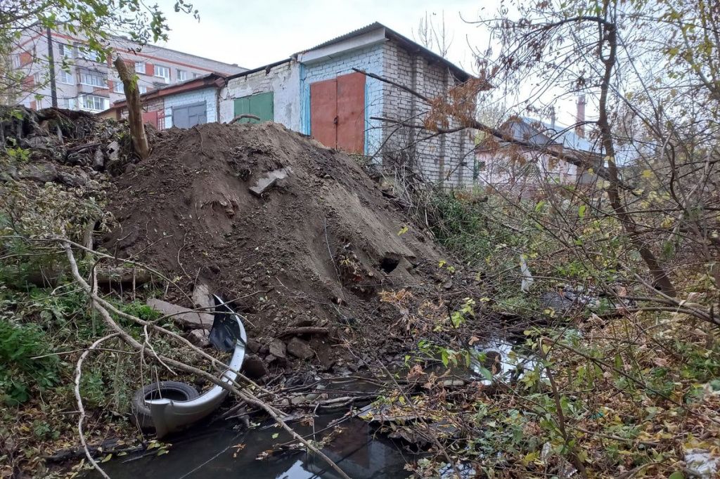 Рабочие, ремонтирующие тротуары у больницы №2 в Нижнем Новгороде, свалили грунт в реку Борзовка.