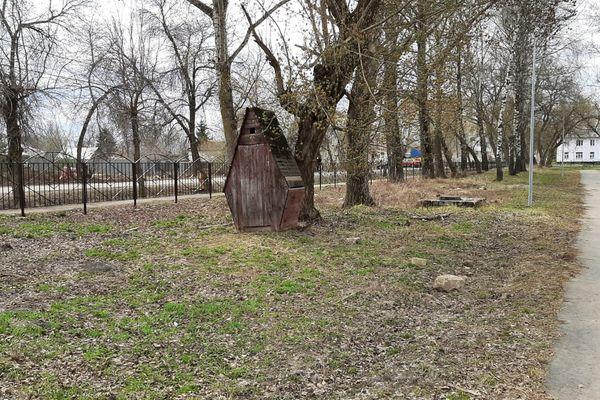 Деревянный туалет на территории городского парка в Ворсме Нижегородской области.