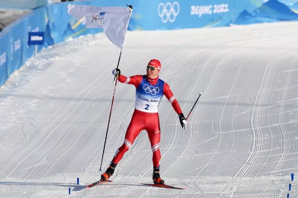 Российский лыжник Александр Большунов занял первое место в скиатлоне на Олимпиаде в Пекине 