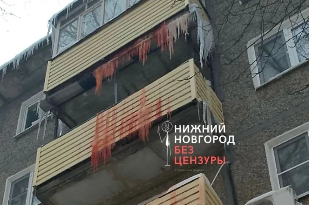 Фото Нижегородцев испугали «кровавые» сосульки на балконе жилого дома на Корнилова - Новости Живем в Нижнем
