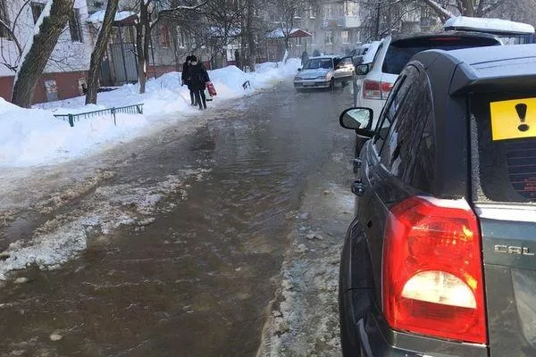 Утечка воды произошла на улице Акимова в Нижнем Новгороде