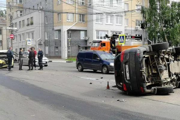 Внедорожник перевернулся в ДТП в центре Нижнего Новгорода 
