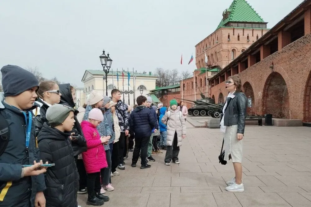 Прибывшим из Белгорода детям провели первую экскурсию по Нижнему Новгороду