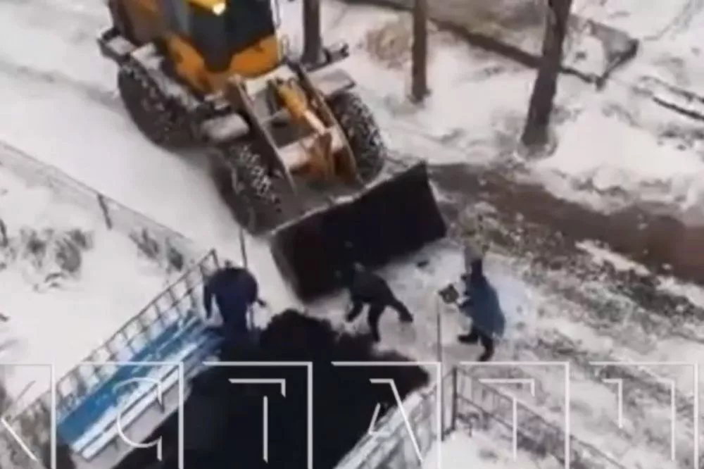 Подрядная организация в Шатках укладывает асфальт прямо в снег