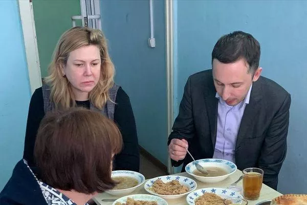 Давид Мелик-Гусейнов пообедал в госпитале ветеранов войн в Нижнем Новгороде