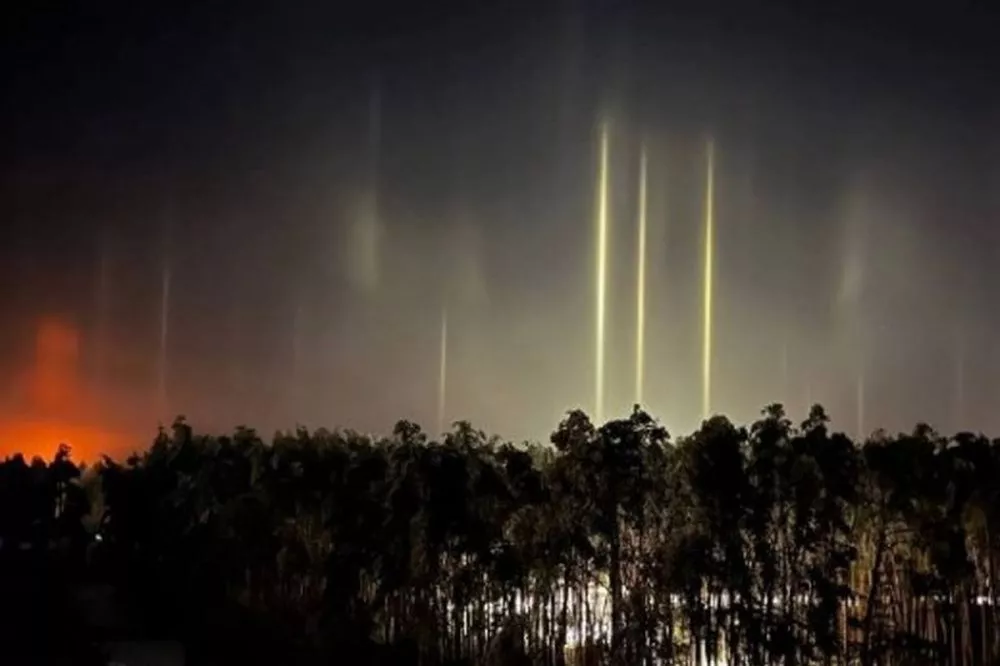 Нижегородцы запечатлели загадочные световые столбы в небе над городом 30 ноября