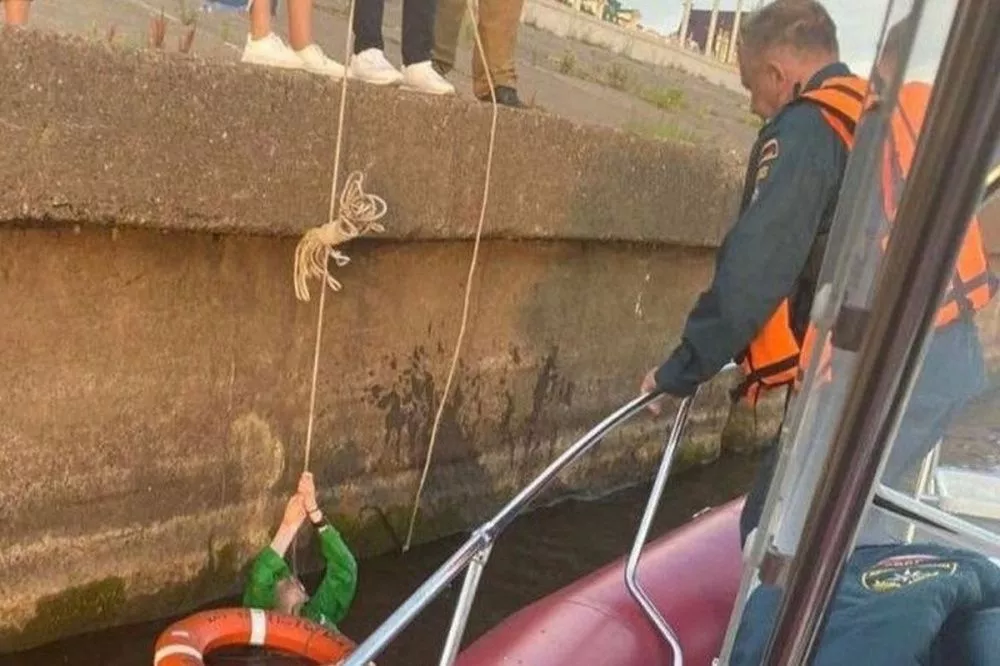 Сотрудники МЧС спасли упавшую в воду нижегородку на Нижневолжской набережной