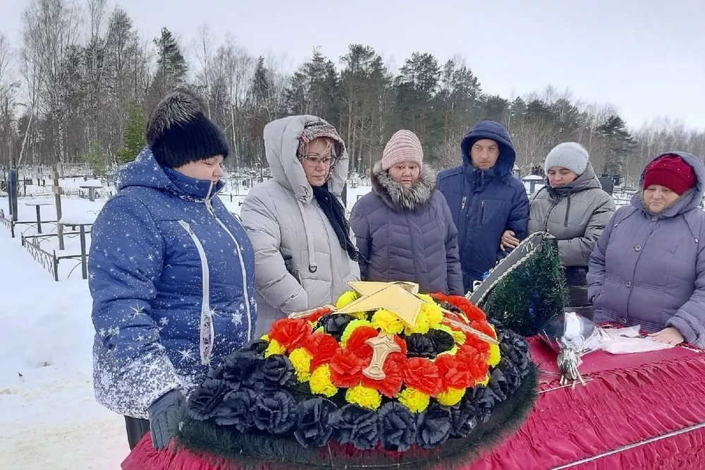 Жители Сокольского района простились с погибшим в СВО Александром Емелиным