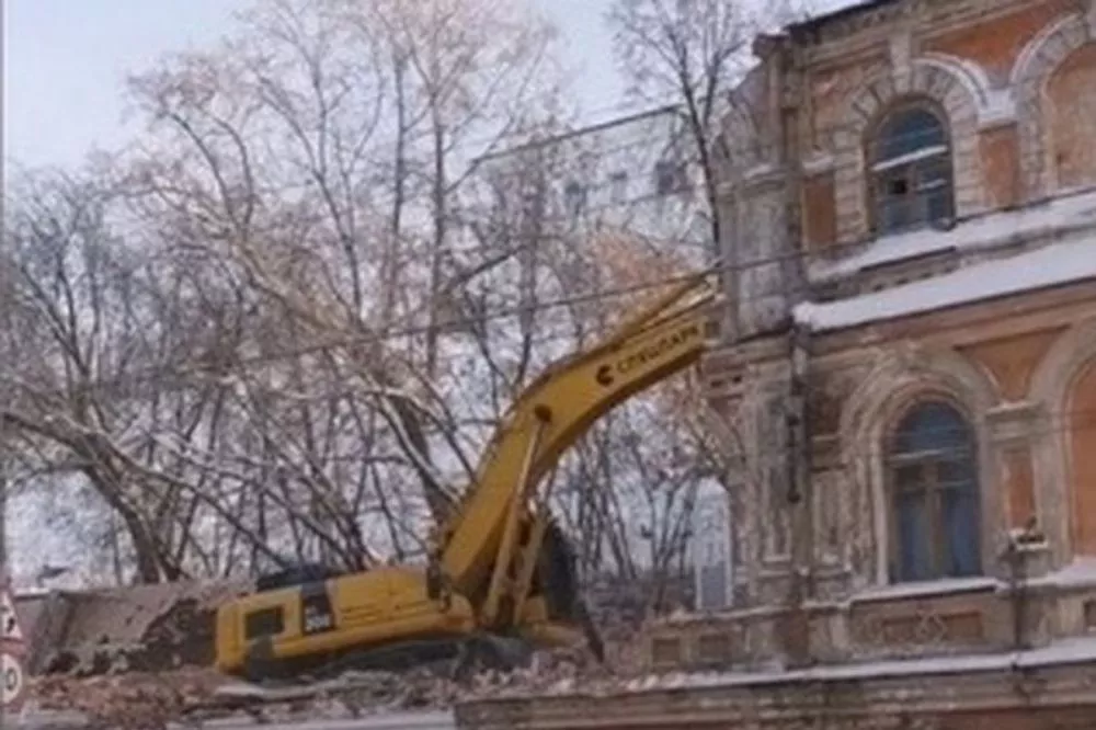 Старинный дом незаконно снесли на улице Черниговской в центре Нижнего Новгорода