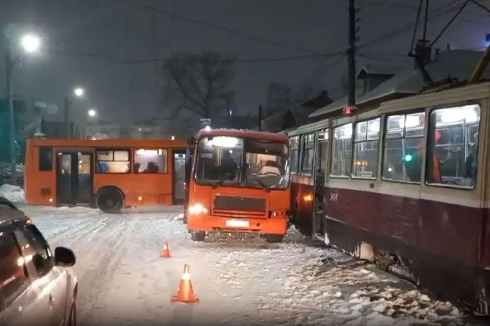Две женщины пострадали в ДТП с автобусом и трамваем в Нижнем Новгороде