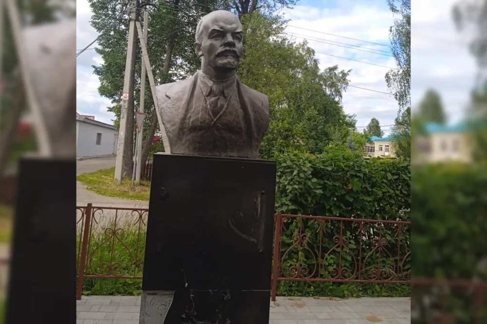 Подростки подожгли памятник Ленину в поселке Тоншаево Нижегородской области