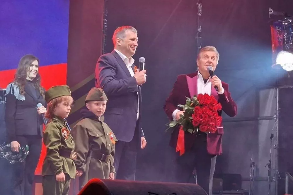 Мэр Дзержинска Иван Носков спел со Львом Лещенко на концерте в День Победы