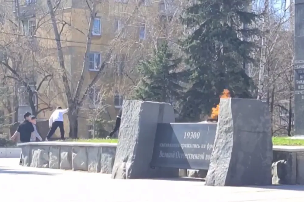 Дети закидали камнями Вечный огонь в Канавинском районе Нижнего Новгорода