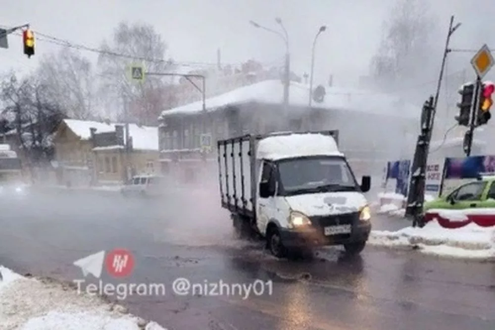 Фото Повреждение теплосети устраняют на перекрестке улиц Славянской и Студеной - Новости Живем в Нижнем