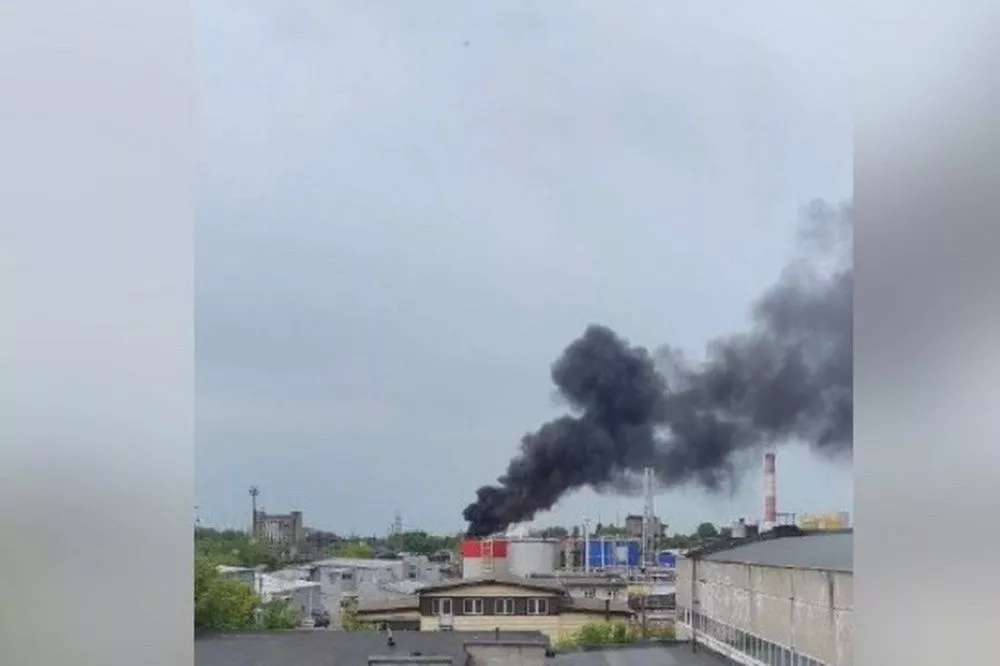 Фура и несколько гаражей загорелись на шоссе Жиркомбината 29 июня