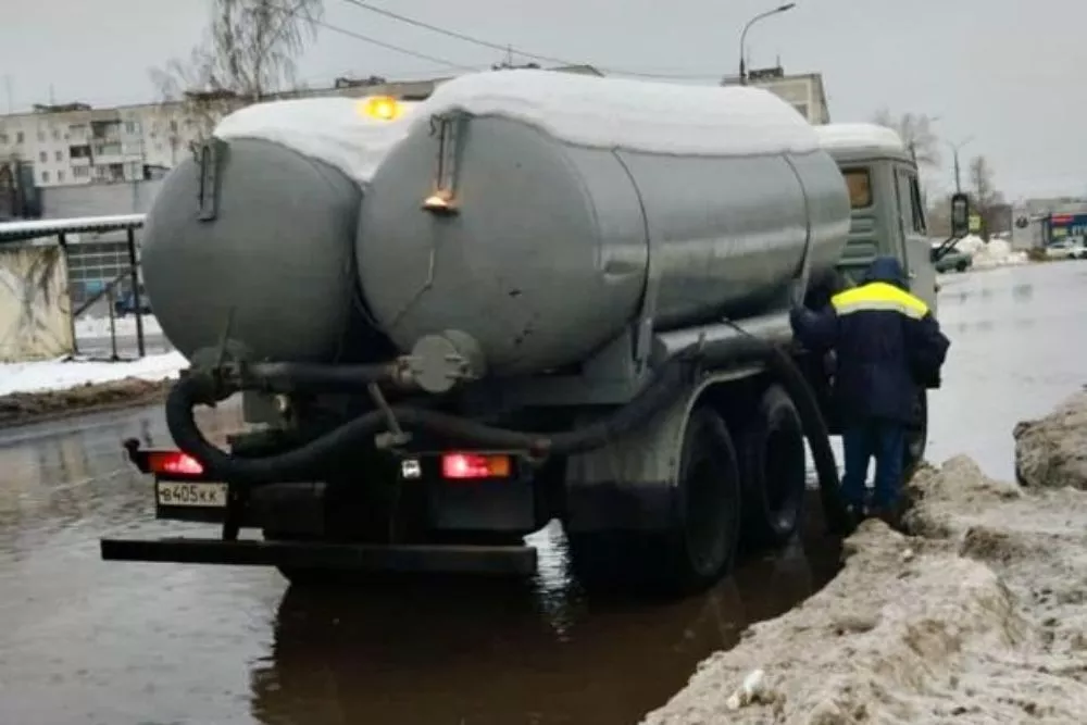 Фото Нижегородские коммунальщики откачивают воду с улиц из-за резкого потепления - Новости Живем в Нижнем